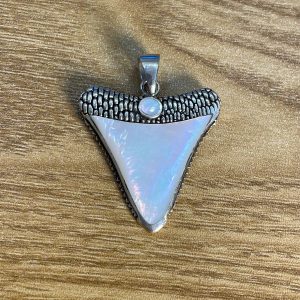 Pingente dente de tubarão madrepérola